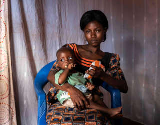 Furaha gibt ihrem jüngsten Sohn Kyungu Evariste eine nahrhafte Erdnusspaste in Kalemie, Demokratische Republik Kongo. Foto: WFP/Arete/Fredrik Lerneryd