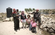 Eine bedürftige palästinensische Familie in der West Bank, die Nahrungsmittelgutscheine erhält. Foto: WFP/Fadi Arouri
