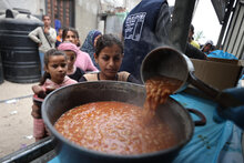 WFP/Ali Jadallah. Palästina, WFP und Partner bemühen sich gemeinsam um die Versorgung mit warmen Mahlzeiten in einer Küche in Mawasi, wo vertriebene Familien angesichts der sich verschlechternden Bedingungen um ihren Lebensunterhalt kämpfen. Khan Younis, Gazastreifen, Sonntag, 13. April, 2025.